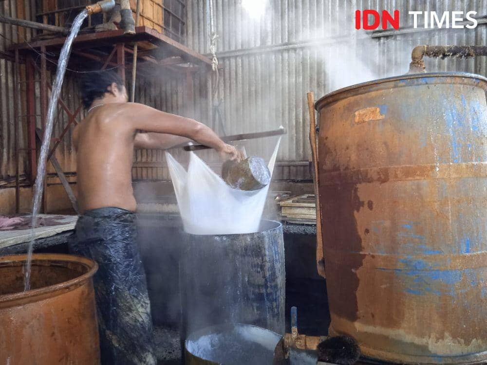 Proses pembuatan tahu (IDN Times/Yurika Febrianti)