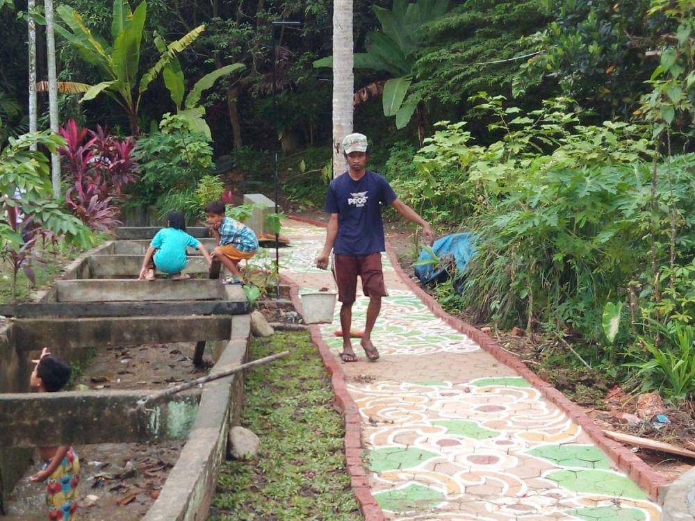 Warga RT 13 gotong royong merenovasi Hulu Solok Sipin. (dok. pribadi/Jhe Edhyanto)