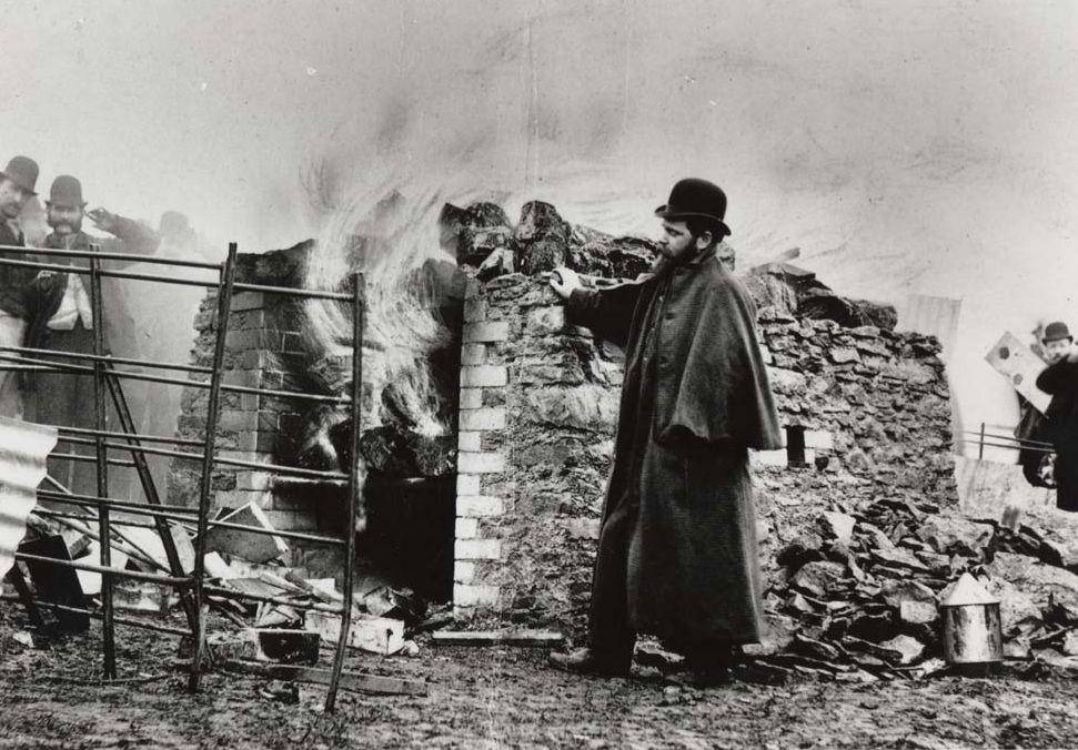 William Price dikremasi di depan umum pada tahun 1893. Membuka jalan terciptanya Cremation Act of 1902. (reformation.org)