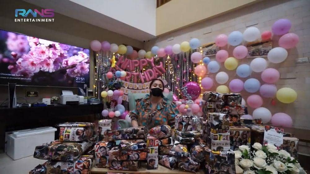 Nagita Slavina buka kado dari karyawan (youtube/RANS Entertainment)