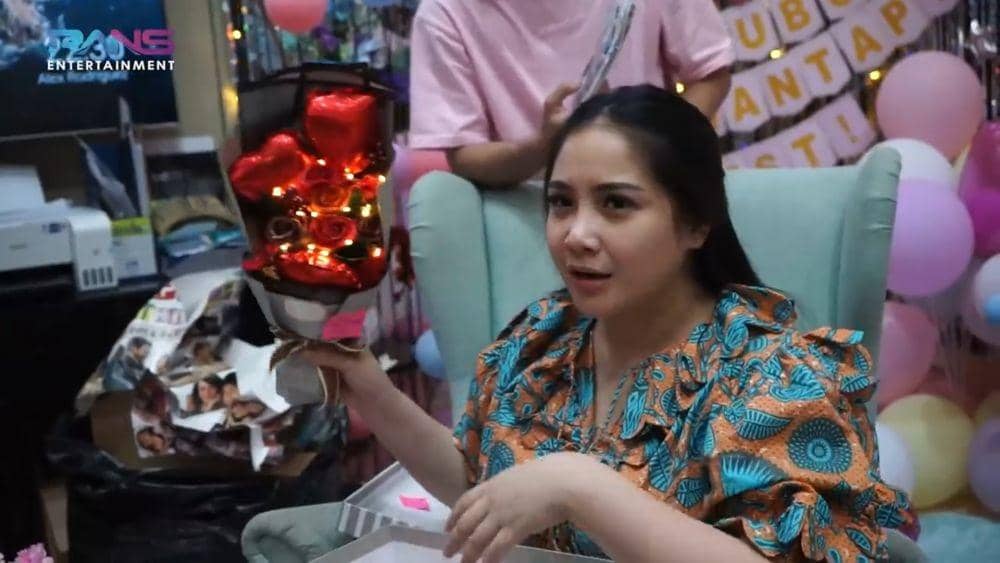 Nagita Slavina buka kado dari karyawan (youtube/RANS Entertainment)