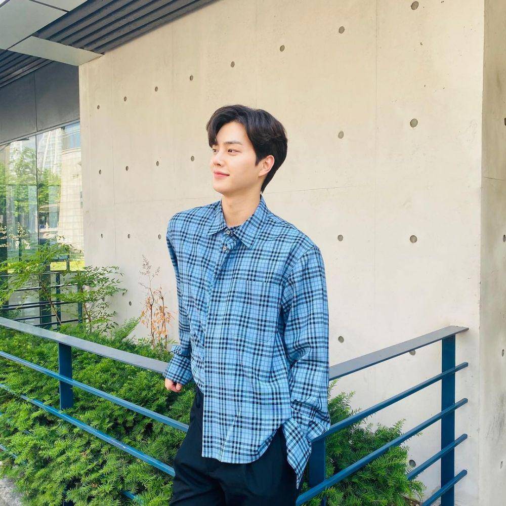 Gaya busana Song Kang (instagram.com/songkang_b)