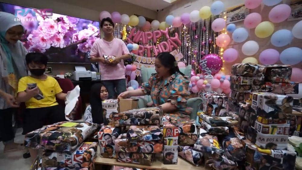Nagita Slavina buka kado dari karyawan (youtube/RANS Entertainment)