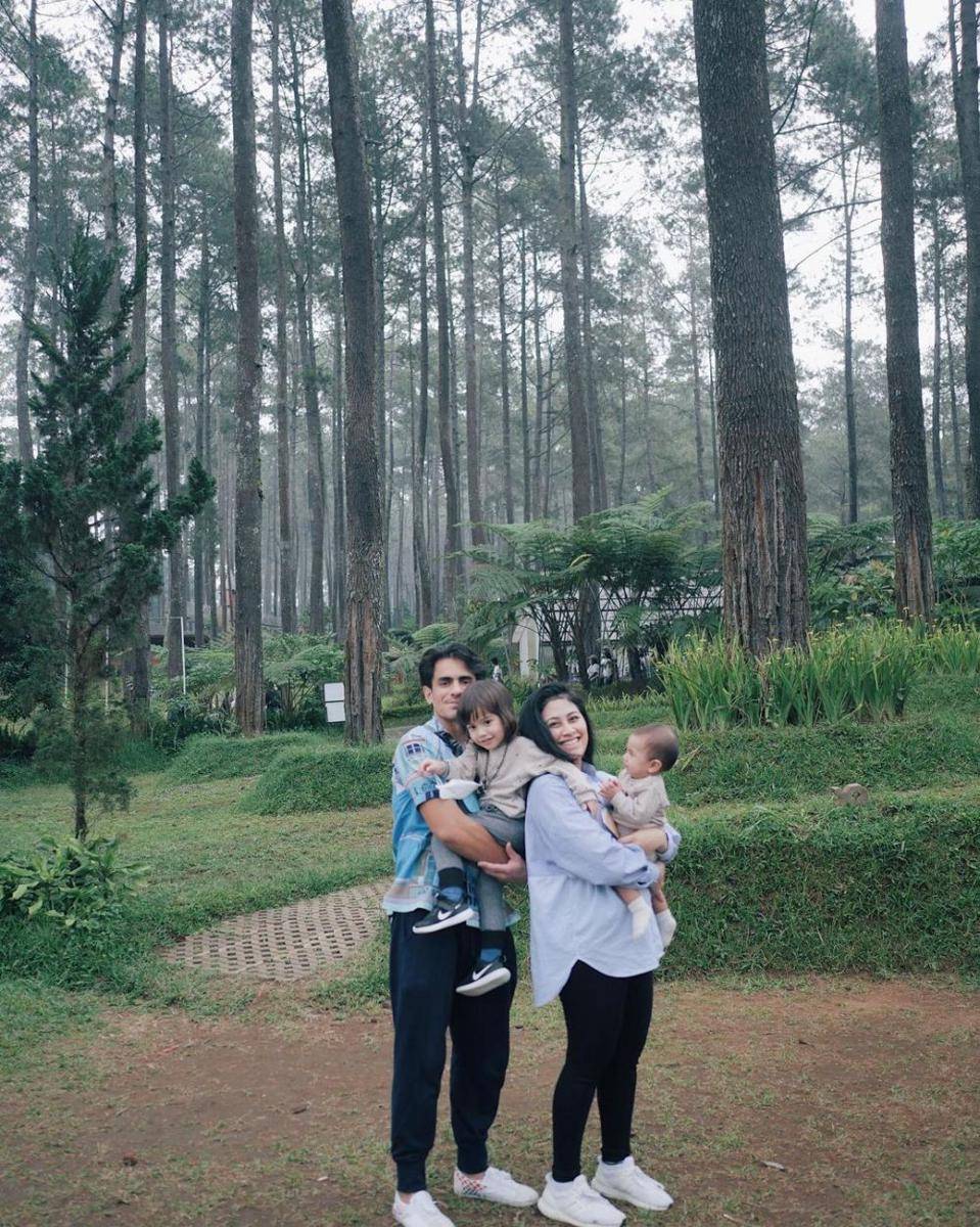 potret keluarga Danar Guritno dan Gadis Sadiqah (instagram.com/gadiscsadiqah)