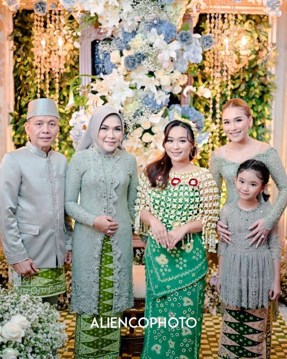 Keluarga Ayu Ting Ting. (Aliencophoto via Instagram.com/sistawedding)