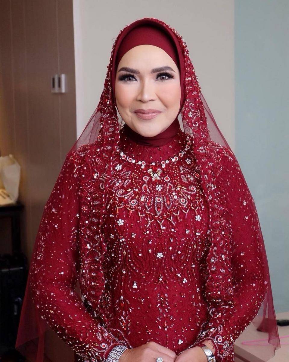 Baju dan makeup Umi Kalsum. (instagram.com/alfianos)
