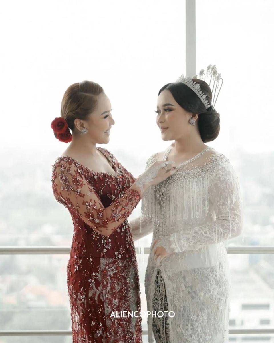Baju dan makeup Ayu Ting Ting. (instagram.com/aliencophoto)