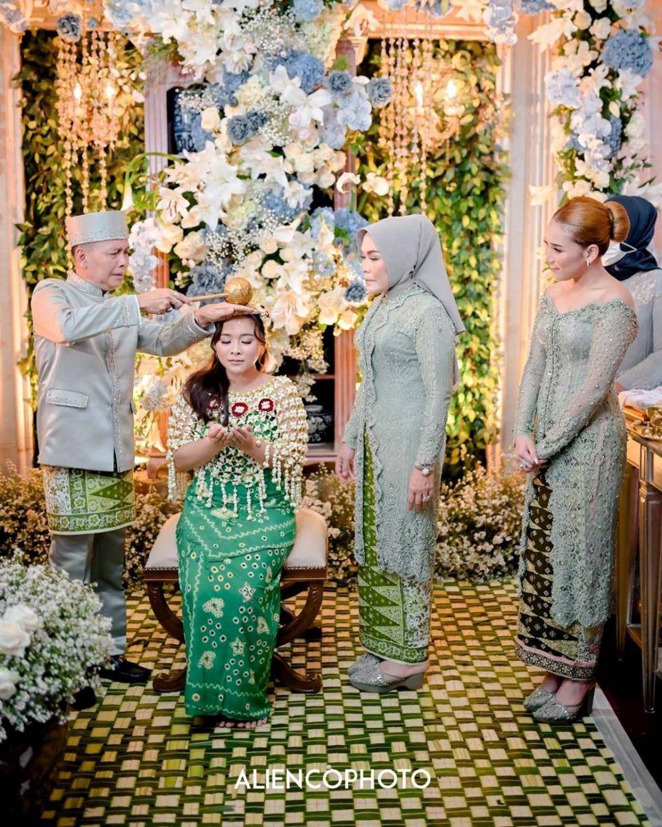Keluarga Ayu Ting Ting. (Aliencophoto via Instagram.com/sistawedding)