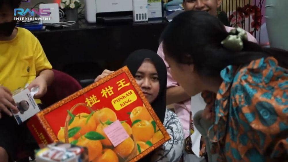 Nagita Slavina buka kado dari karyawan (youtube/RANS Entertainment)