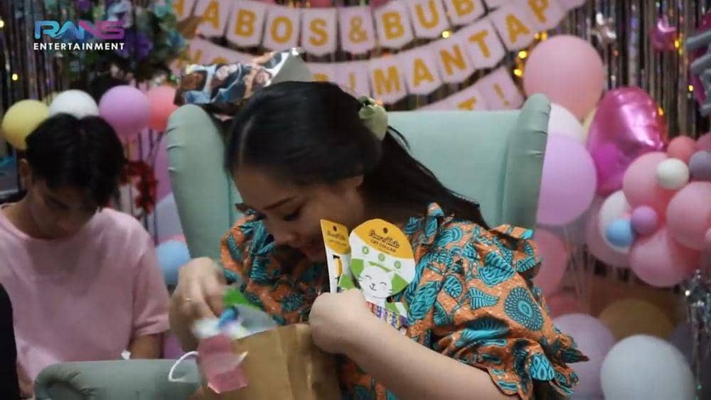 Nagita Slavina buka kado dari karyawan (youtube/RANS Entertainment)