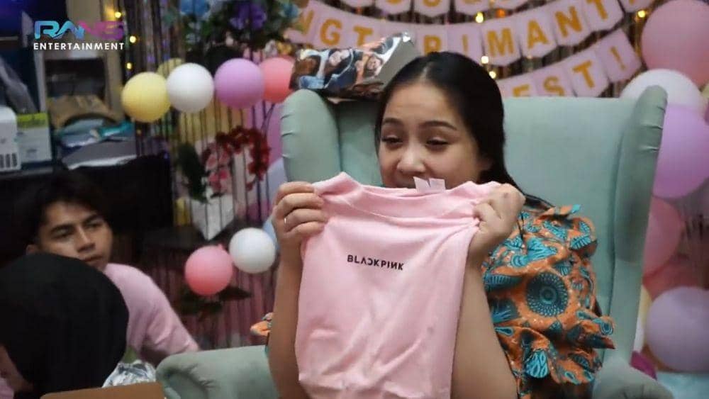 Nagita Slavina buka kado dari karyawan (youtube/RANS Entertainment)