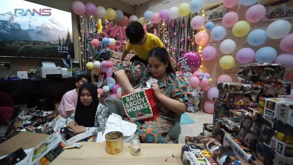 Nagita Slavina buka kado dari karyawan (youtube/RANS Entertainment)