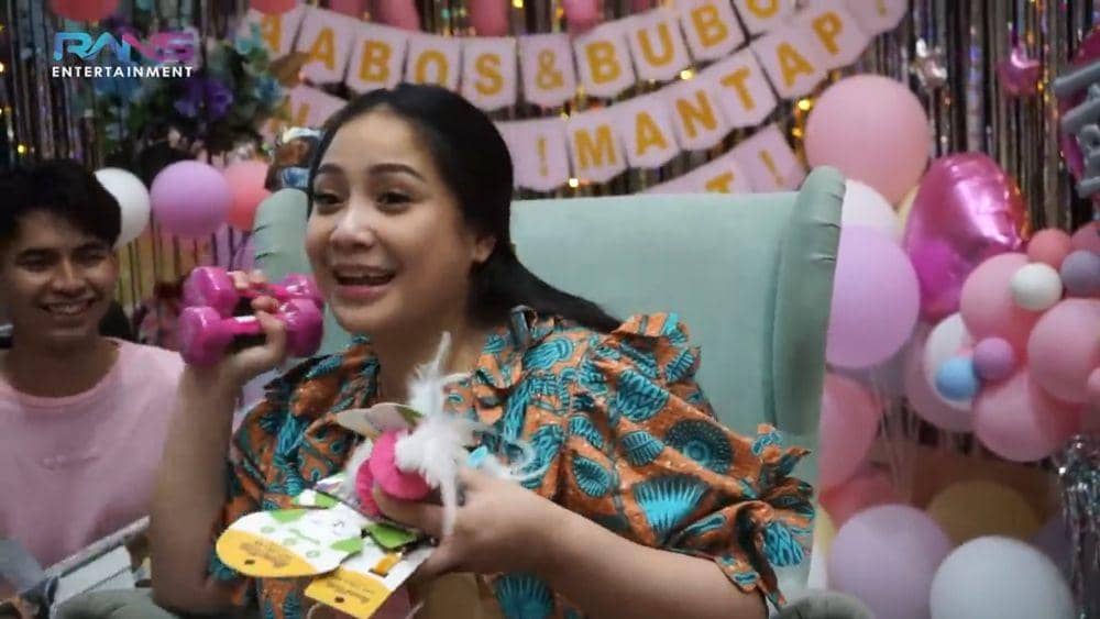 Nagita Slavina buka kado dari karyawan (youtube/RANS Entertainment)