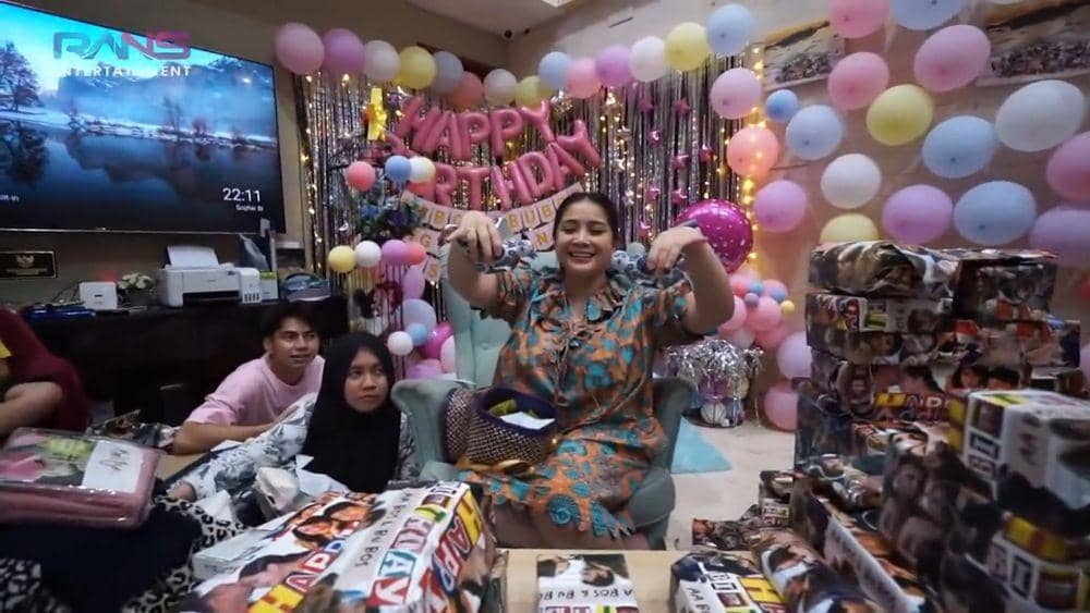 Nagita Slavina buka kado dari karyawan (youtube/RANS Entertainment)