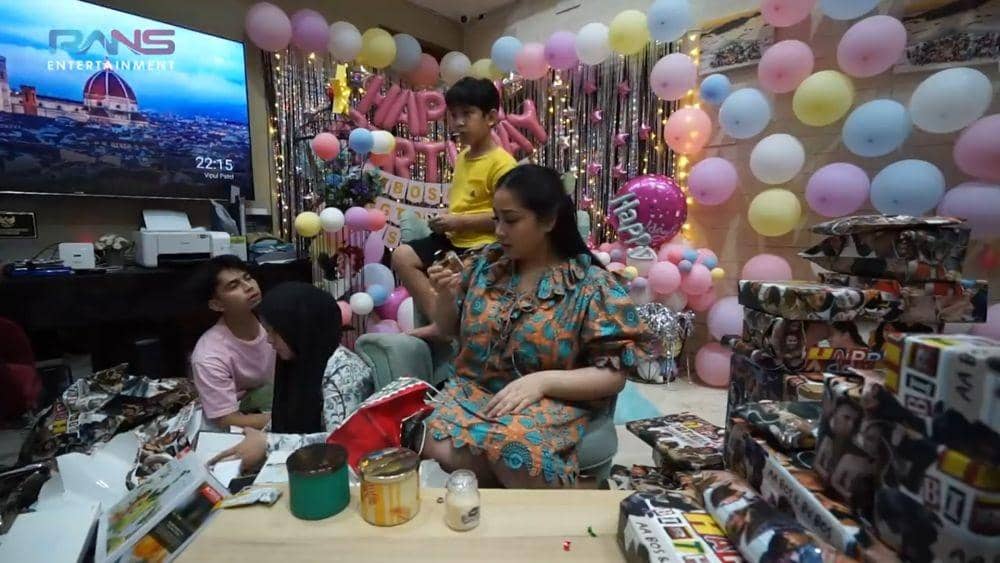Nagita Slavina buka kado dari karyawan (youtube/RANS Entertainment)