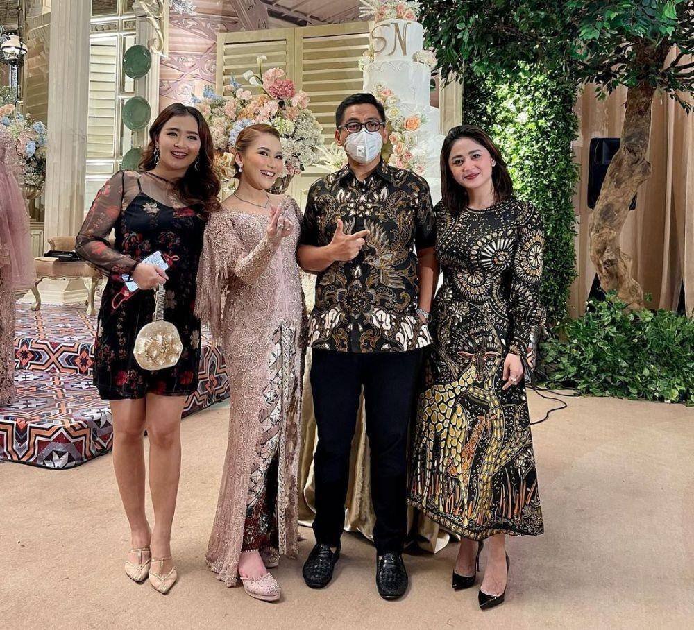 resepsi pernikahan adik Ayu Ting Ting (instagram.com/dewiperssikreal.new)
