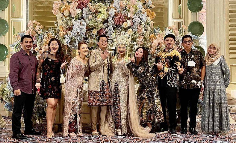 resepsi adik Ayu Ting Ting (instagram.com/dewiperssikreal.new)
