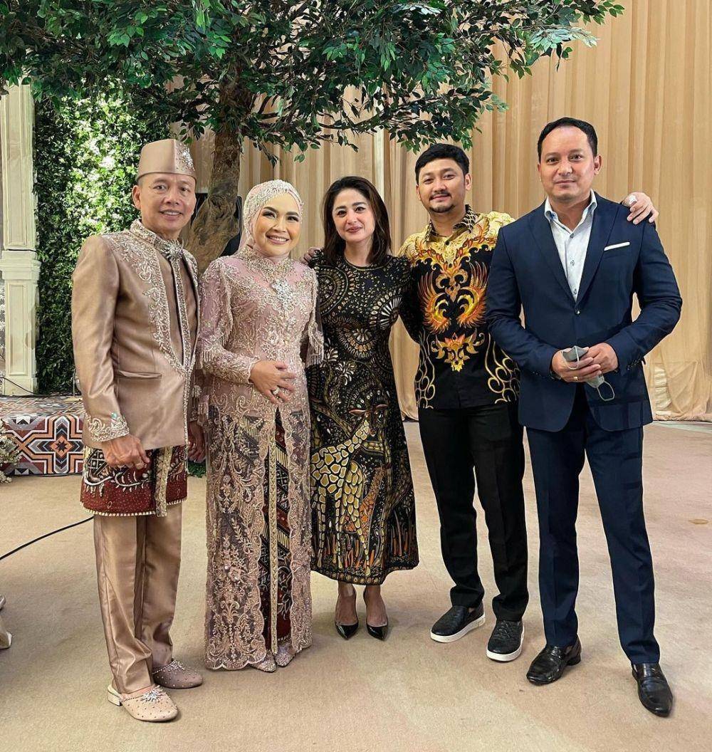 resepsi pernikahan adik Ayu Ting Ting (instagram.com/dewiperssikreal.new)