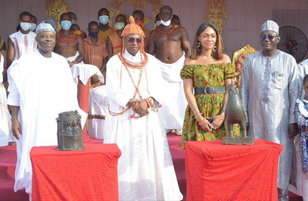 Pengembalian dua artefak di Kota Benin, Nigeria. (twitter.com/The Quest Times)