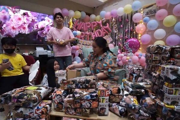 Banjir Hadiah, 10 Momen Nagita Slavina Buka Kado Ultah dari Karyawan