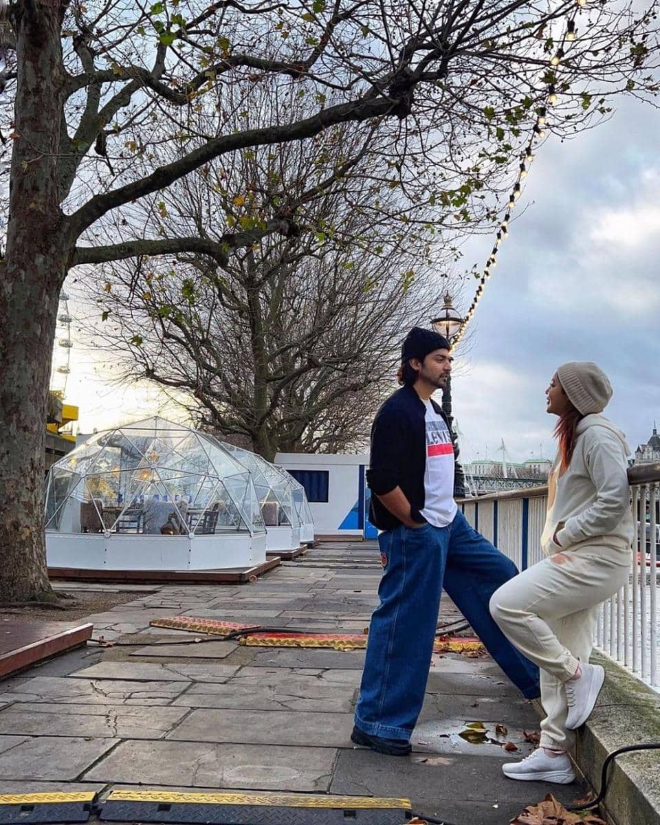 Gurmeet Choudhary dan istri (instagram.com/debinabon)