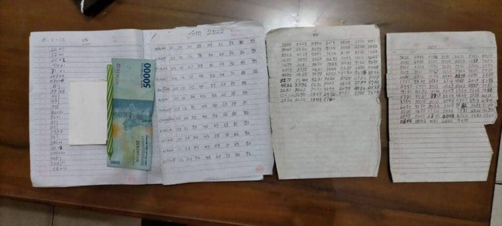 Unit Reskrim Polsek Sukoharjo Polres Pringsewu menangkap EY (41), wiraswasta nyambi sebagai bandar togel. (Dok. Polres Pringsewu).
