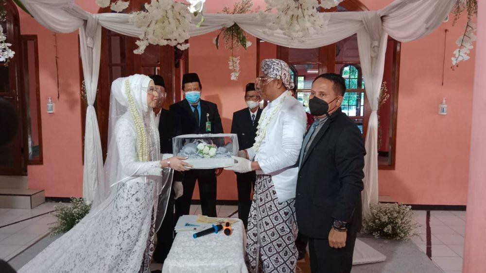 Pelaksanaan ijab kabul pasangan pengantin Alfinsa Nurul Fauziyah dan Riza Rahardian di Masjid Al Manar Wonosidi Lor, Wates, Kabupaten Kulon Progo, Minggu (22/02/2022).(doc.Istimewa)