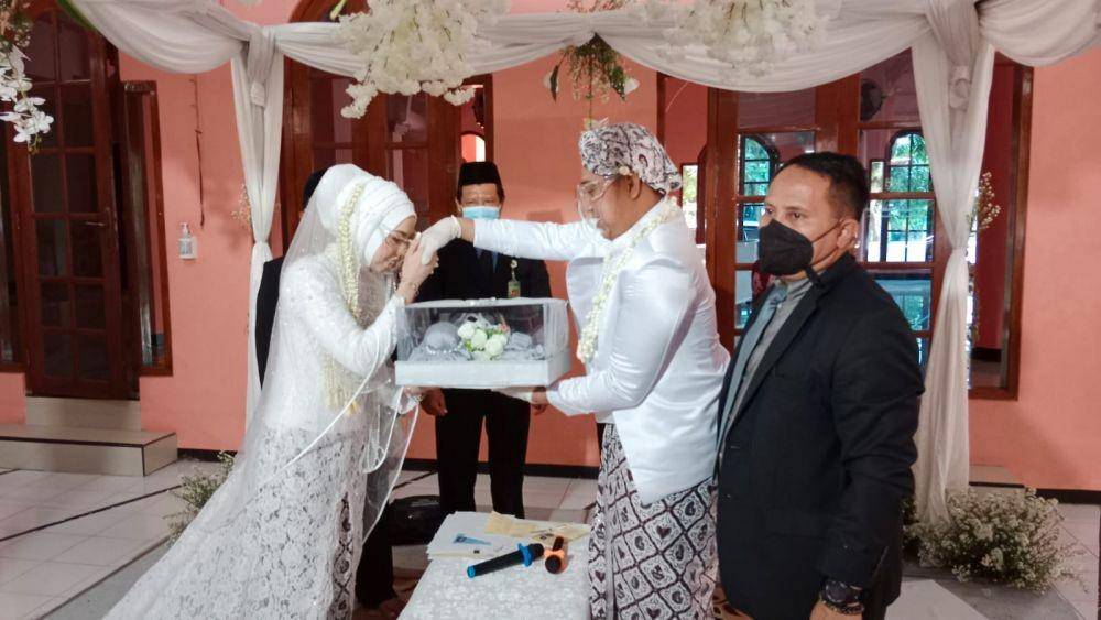 Pelaksanaan ijab kabul pasangan pengantin Alfinsa Nurul Fauziyah dan Riza Rahardian di Masjid Al Manar Wonosidi Lor, Wates, Kabupaten Kulon Progo, Minggu (22/02/2022).(doc.Istimewa)