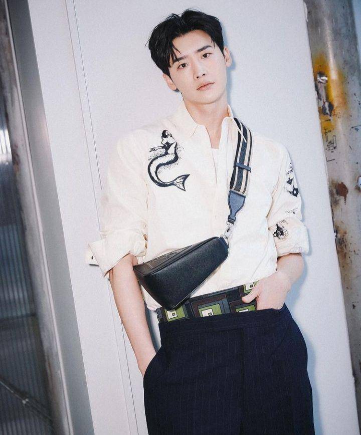 Lee Jong Suk (instagram.com/jongsuk0206)