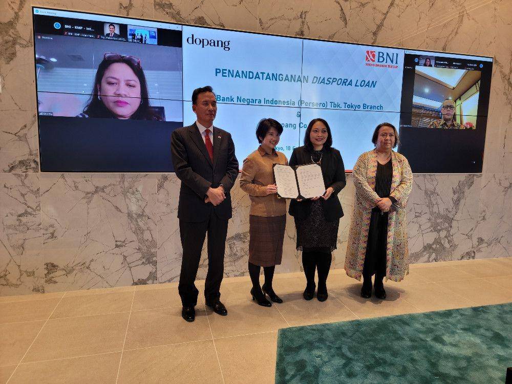 Wakil Duta Besar Republik Indonesia Tri Purnajaya, Founder Dopang Co Ltd Tania Mirella, Acting General Manager BNI Tokyo Dyah Paramita Novia Putri, dan Kepala Bidang Ekonomi KBRI Tokyo Rima Cempaka serta disaksikan secara virtual oleh Pemimpin Divisi Internasional BNI Legendariah B Rasuanto dan Kepala Pewakilan Bank Indonesia di Tokyo Hilman Tisnawan dalam acara kerjasama pembiayaan dengan Dopang Co Ltd, Jumat (18/2/2022). Dok. BNI