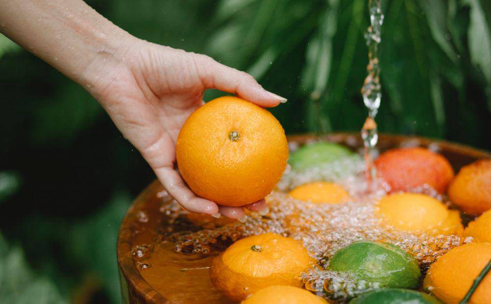 ilustrasi mencuci buah jeruk (pexels.com/Ane Lane)