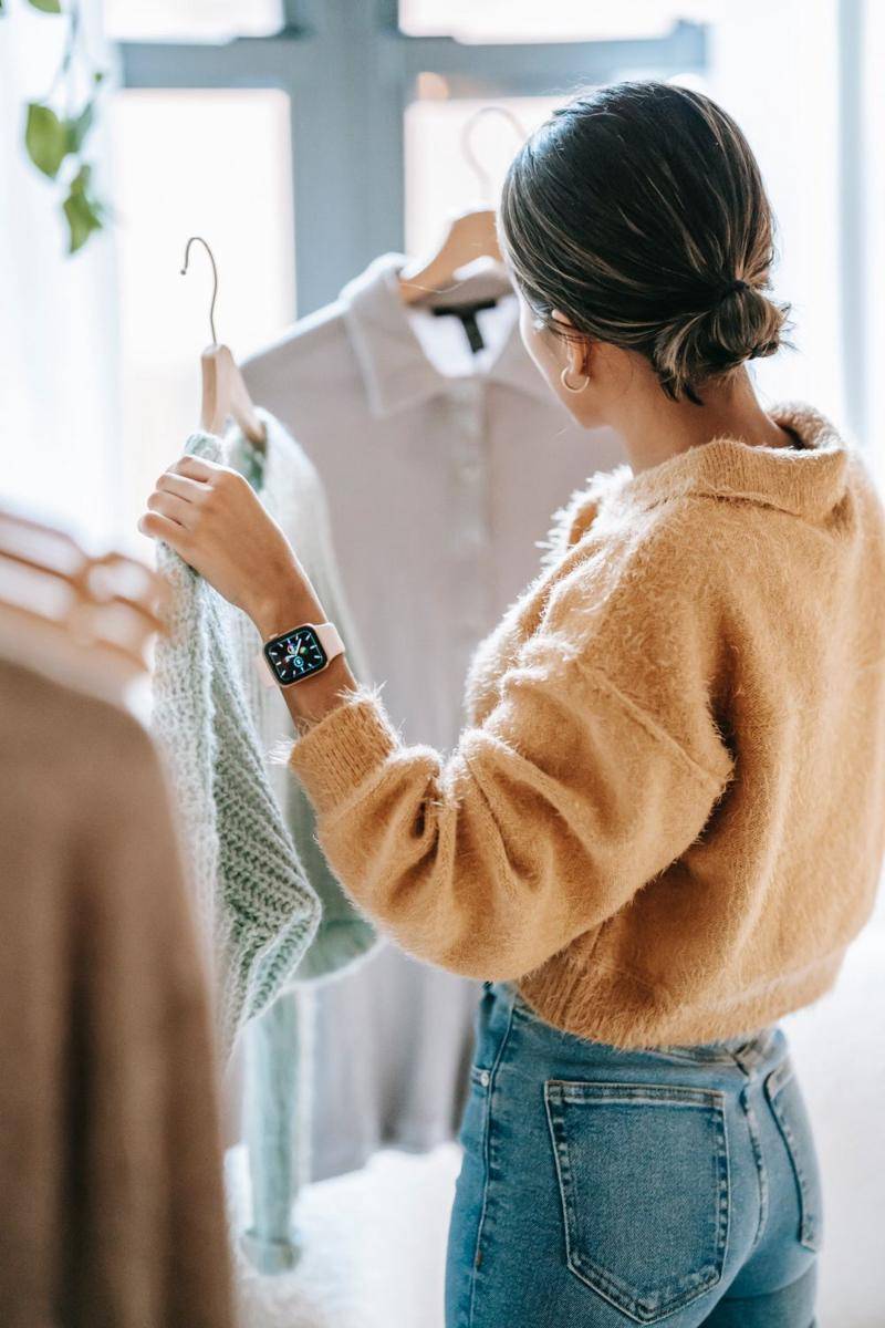ilustrasi memilih outfit [Pexels.com/Liza Summer]