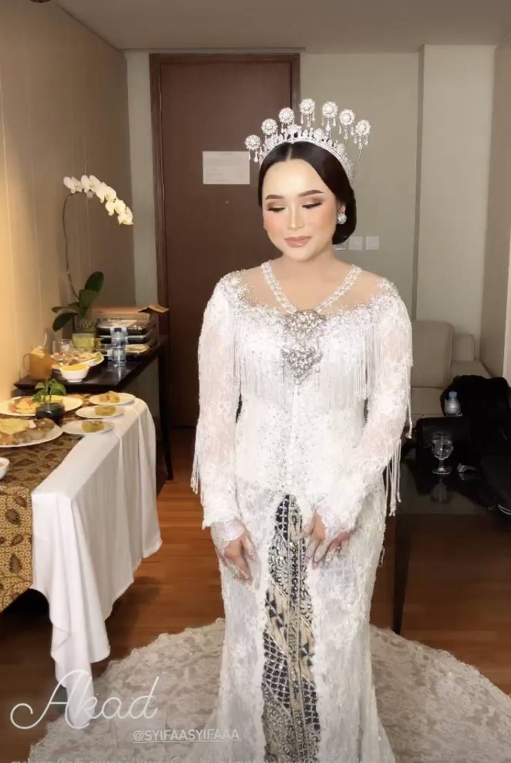 Baju dan makeup akad Syifa. (instagram.com/bebyoniel)