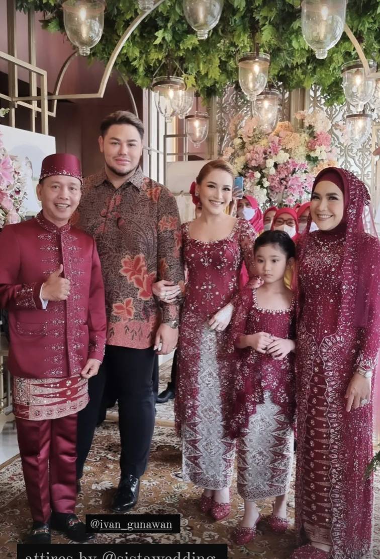 Gaya keluarga Ayu Tingting. (instagram.com/ingeayelia)
