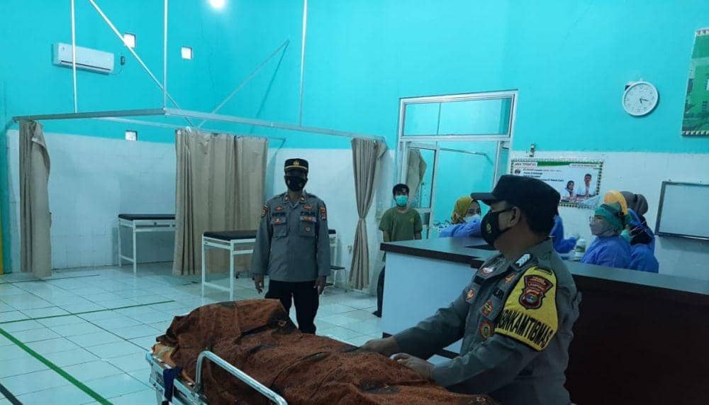 Polisi Polsek Kota Agung membawa jenazah Rumainur (60), petani beralamat Perumnas Podosari, Kecamatan Pringsewu Utara Kabupaten Pringsewu.(Dok Polres Tanggamus).