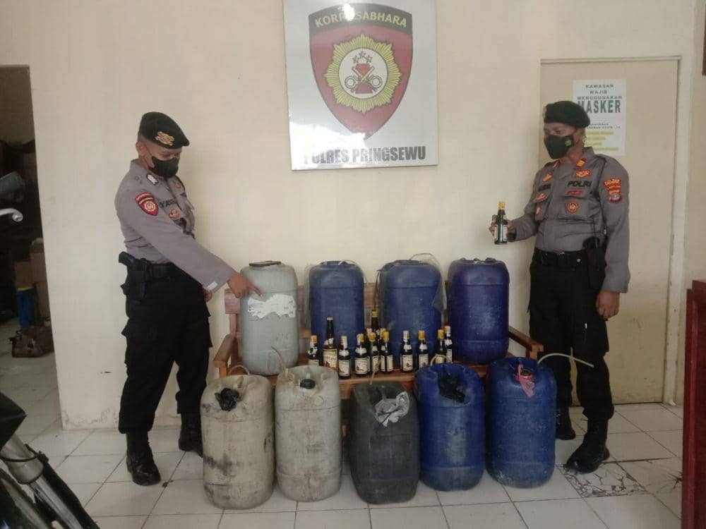 Razia Pekat, Polisi Sita Ratusan Liter Miras di Pringsewu