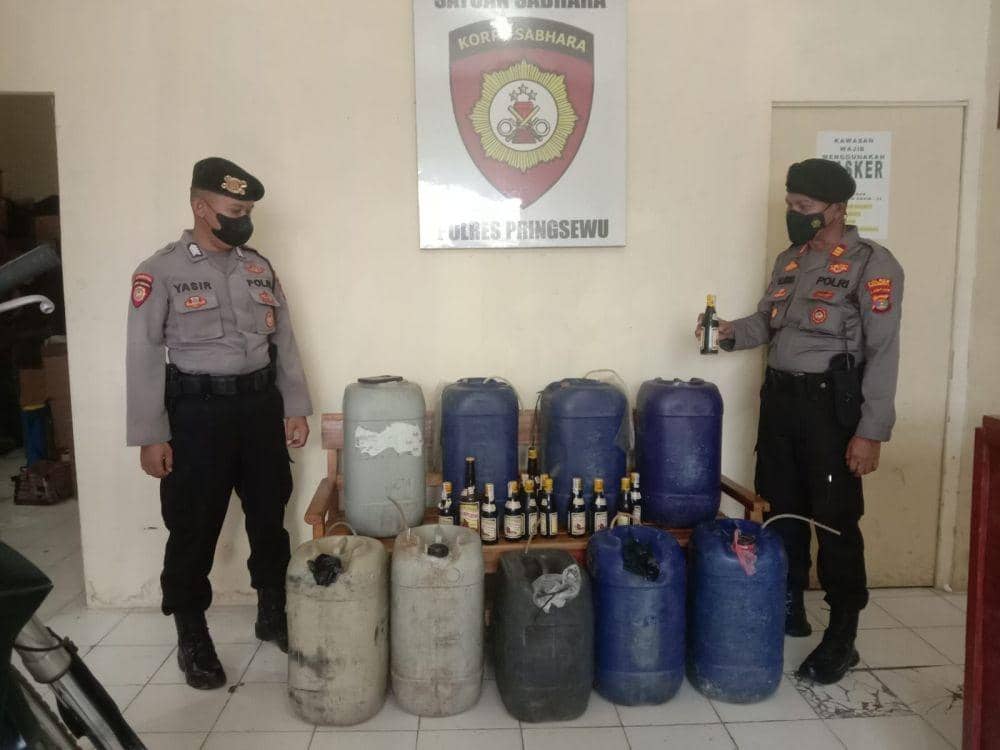 Personel Polres Pringsewu mengamankan ratusan liter minuman keras (Miras) berbagai jenis. Penyitaan tersebut merupakan hasil operasi razia Pekat. (IDN Times/Istimewa)