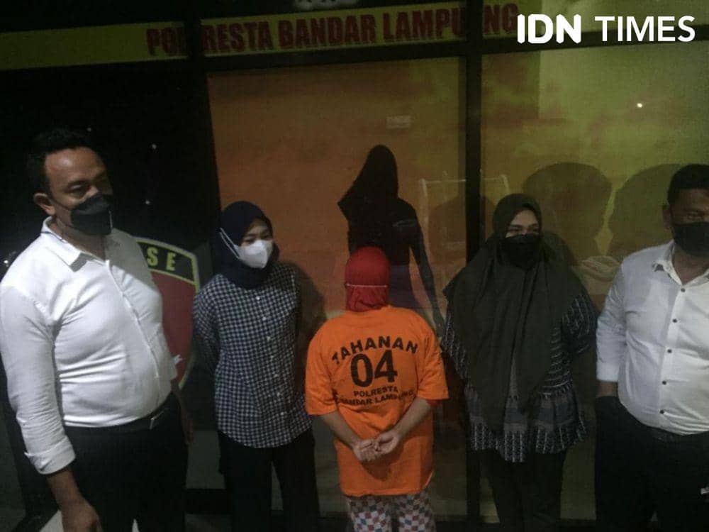 Unit PPA Satreskrim Polresta Bandar Lampung menangkap seorang ibu rumah tangga usai tega menganiaya anak kandungnya. (IDN Times/Tama Yudha Wiguna)