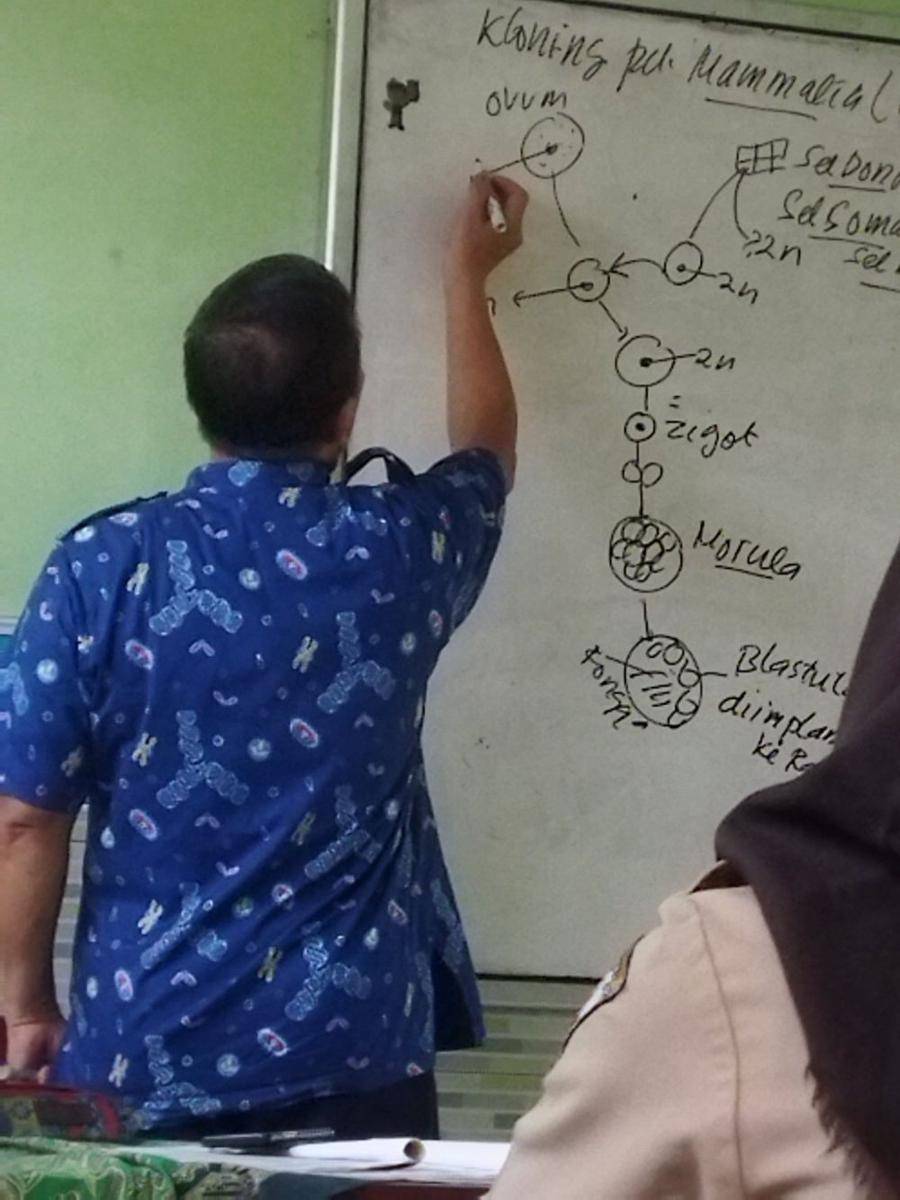 seragam guru IPA lucu (twitter.com/schfess)