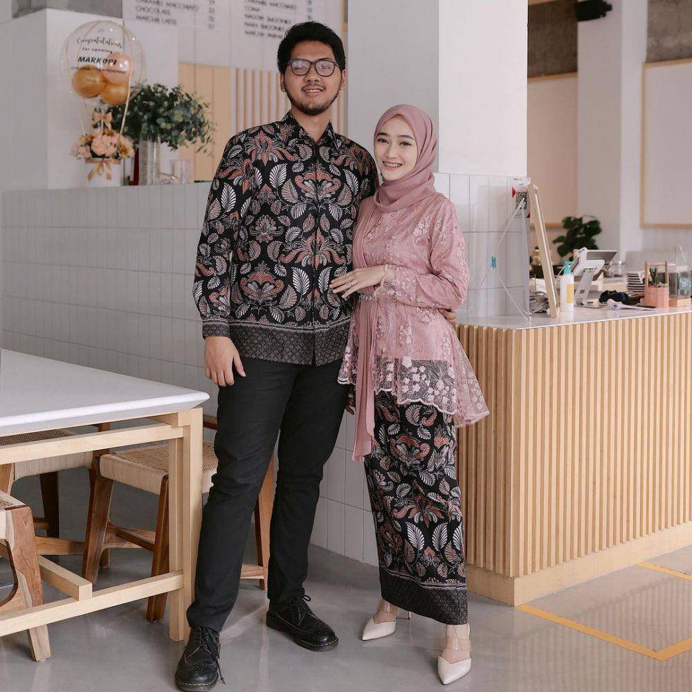 OOTD kondangan couple. (instagram.com/sin.sr)