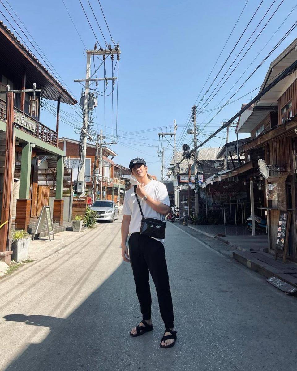 outfit dengan gaya french tuck ala Alek Teeradetch (instagram.com/lekteeradetch)