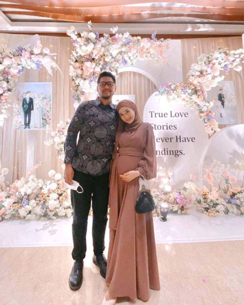 OOTD kondangan couple. (instagram.com/sin.sr)
