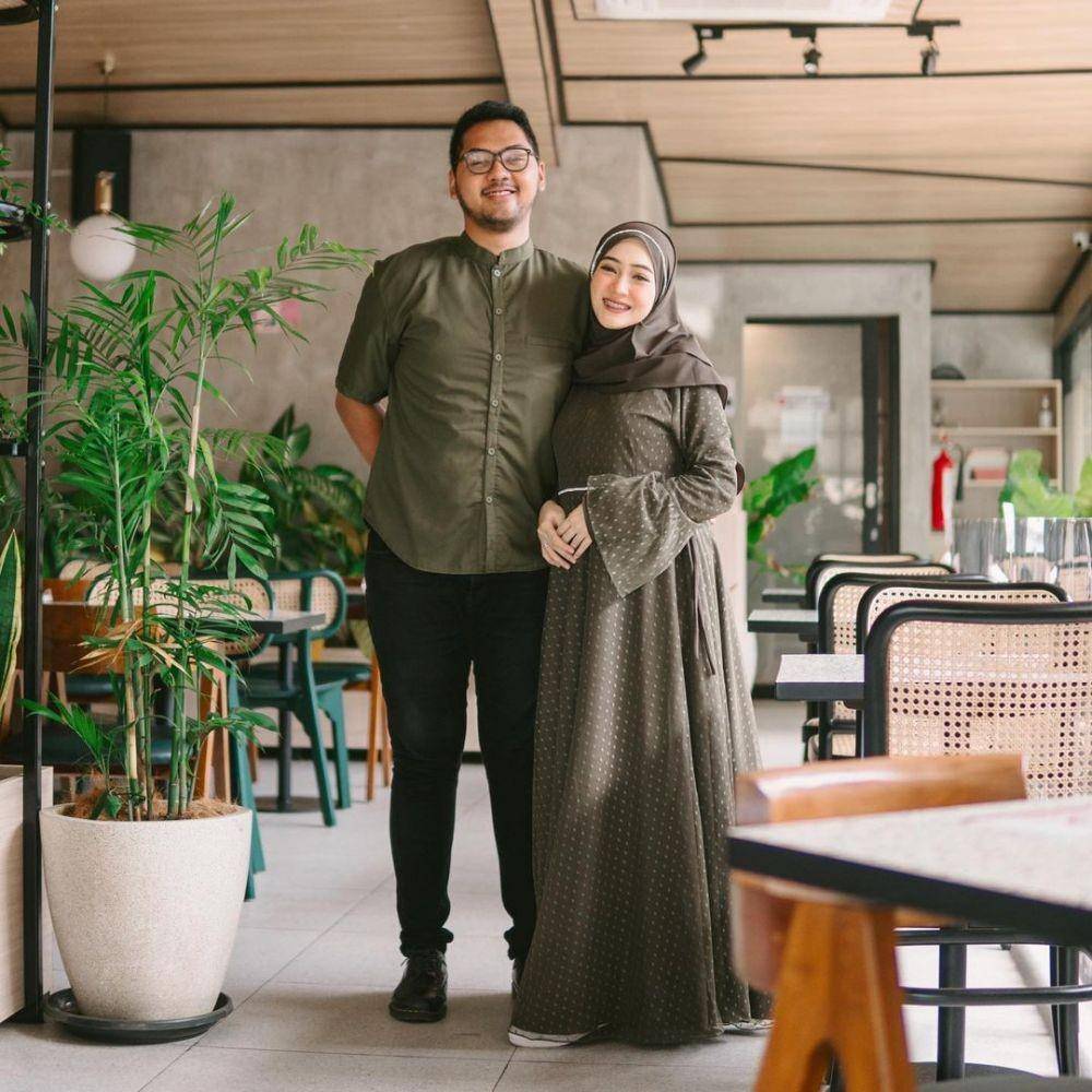 OOTD kondangan couple. (instagram.com/sin.sr)