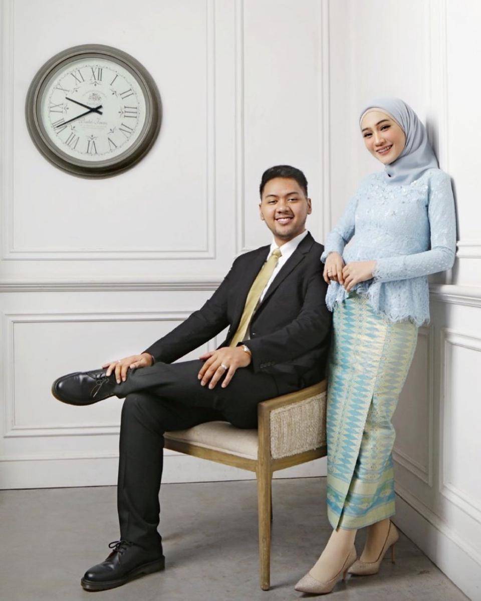 OOTD kondangan couple. (instagram.com/sin.sr)