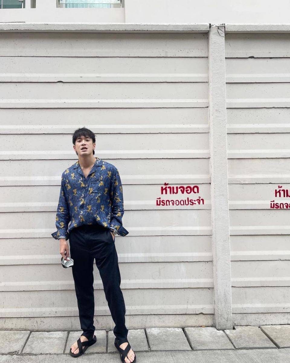 outfit dengan gaya french tuck ala Alek Teeradetch (instagram.com/lekteeradetch)