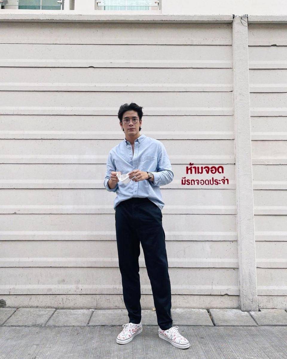 outfit dengan gaya french tuck ala Alek Teeradetch (instagram.com/lekteeradetch)