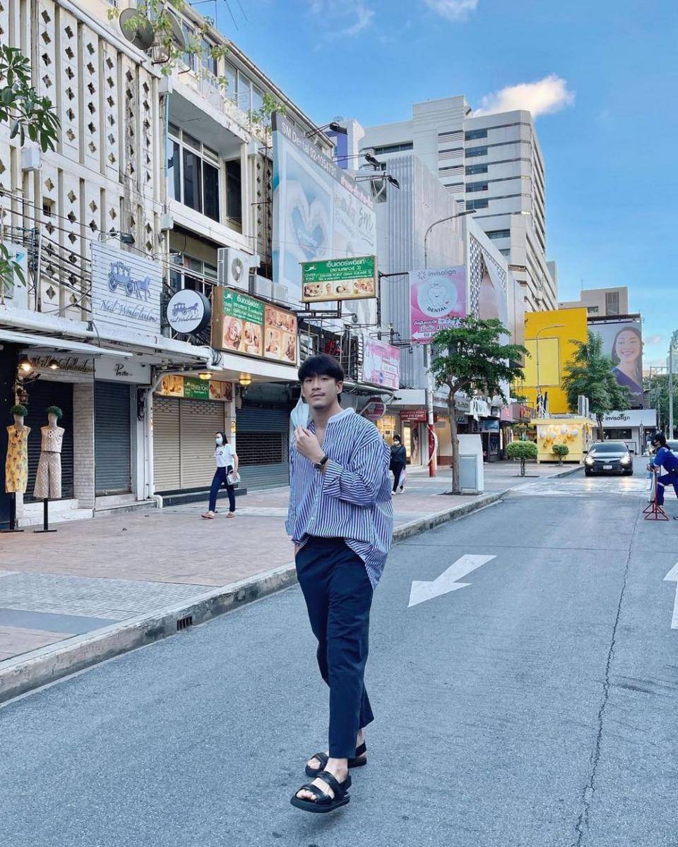 outfit dengan gaya french tuck ala Alek Teeradetch (instagram.com/lekteeradetch)