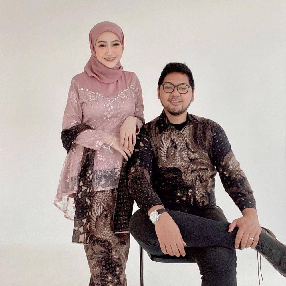 OOTD kondangan couple. (instagram.com/sin.sr)