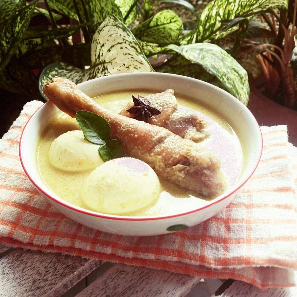 opor ayam kampung (instagram.com/sarwokotiti)
