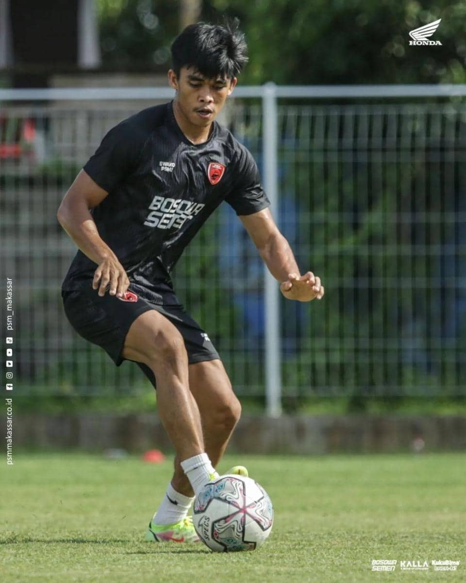 Pemain PSM Makassar Rizky Eka Pratama dalam sesi latihan di Lapangan Trisakti Badung pada 1 Februari 2022. (Instagram.com/psm_makassar)